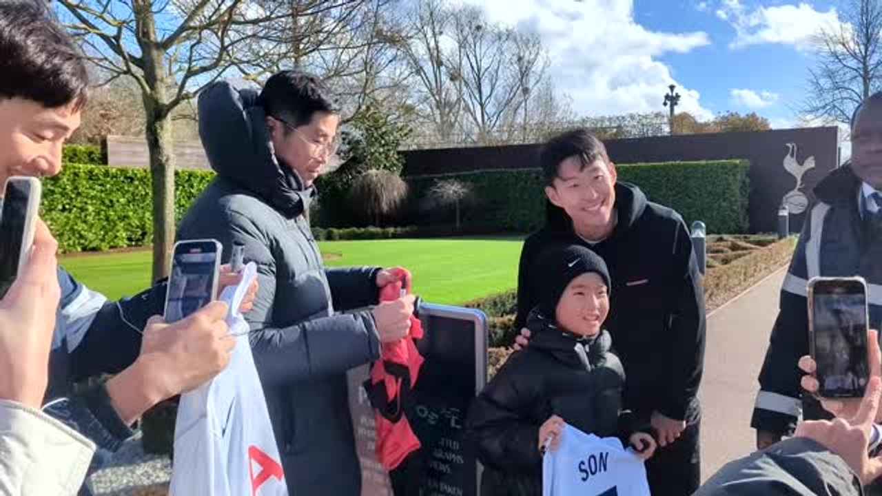 Tottenham - Quand Son vient rencontrer ses fans sud-coréens devant Hotspur Way