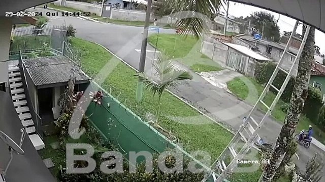 Imagens mostram adolescente avançando a preferencial com motocicleta e sendo atingido por carro em Curitiba