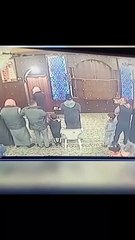 بالفيديو..شخص يطعن 4 مصلين