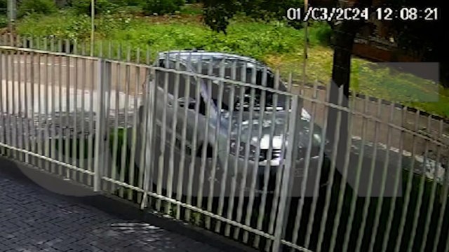 Impressionante: Durante capotamento, carro quase atinge trabalhadores