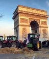  Des agriculteurs parisiens empilent des bottes de paille à l'entrée de l'Arc de TriompheL'action a débuté tôt le matin à la demande du syndicat des agriculteurs. La police a déjà arrêté 13 manifestants, selon les médias français.