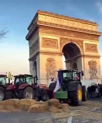 Download Video:  Des agriculteurs parisiens empilent des bottes de paille à l'entrée de l'Arc de TriompheL'action a débuté tôt le matin à la demande du syndicat des agriculteurs. La police a déjà arrêté 13 manifestants, selon les médias français.