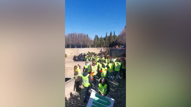 Batalla campal entre Policía y agricultores en Zaragoza