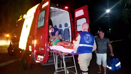 Mulher é socorrida após moto atingir portão de residência no Floresta