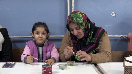Van'da kadınlar eskimiş malzemeleri yeni ürünlere dönüştürerek satışa sunuyor