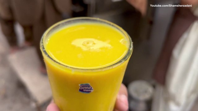 Crushed Ice Banana Milkshake | The Most Refreshing Banana Milkshake | Summer Street Drink of Karachi