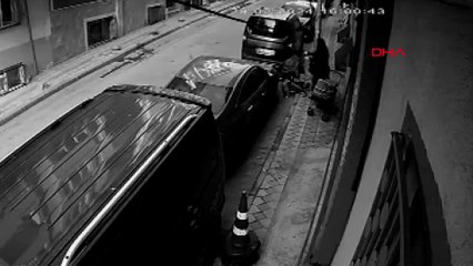 Sultangazi'de binadaki 2 bebek arabasını çaldı