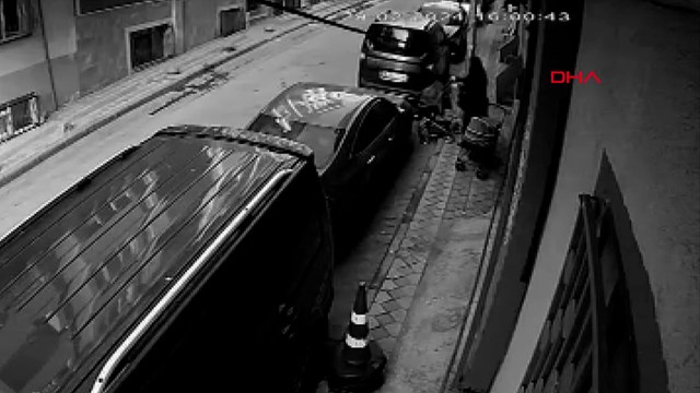 Sultangazi'de binadaki 2 bebek arabasını çaldı