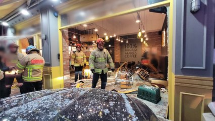 카페로 차량 돌진해 손님 2명 경상..."조작 실수" / YTN