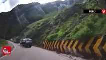 Peru'da dağdan kopan kayalar araçların üzerine düştü