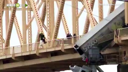 Tractomula quedó colgado de un puente sobre el río en Estados Unidos, así el dramático rescate