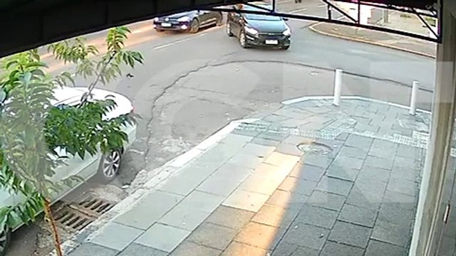 Câmeras registram momento em que motociclista é arremessado em acidente no Centro