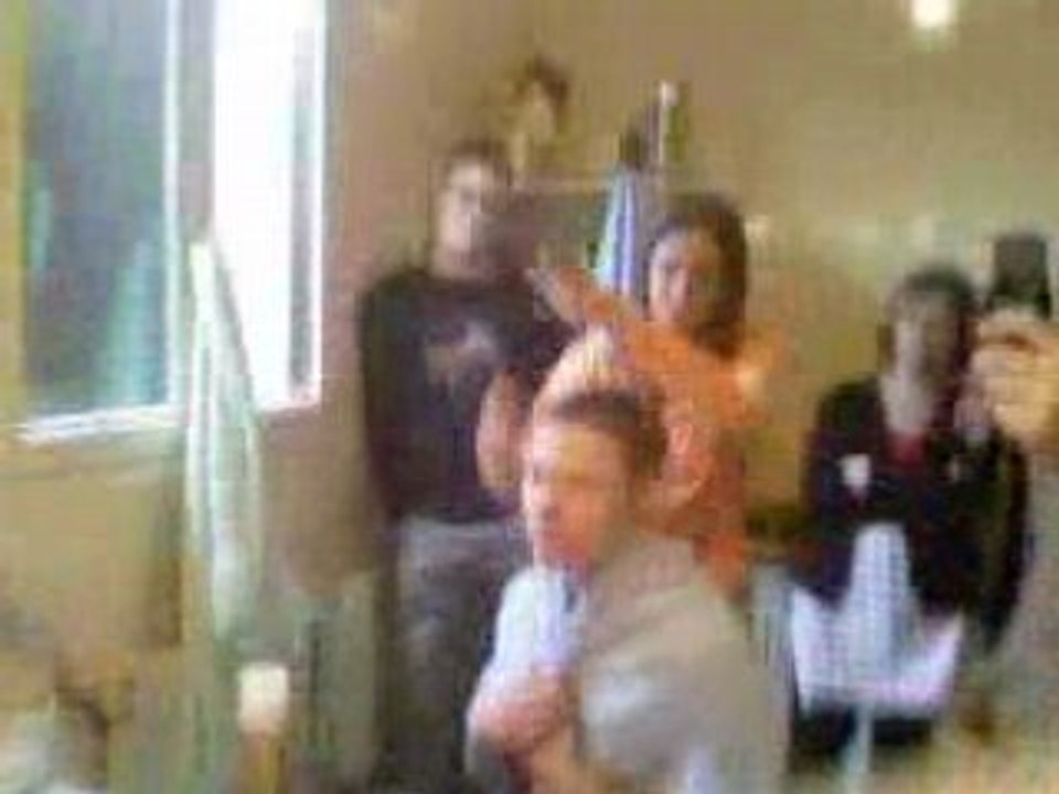 moi entrain de me faire couper les cheuveux