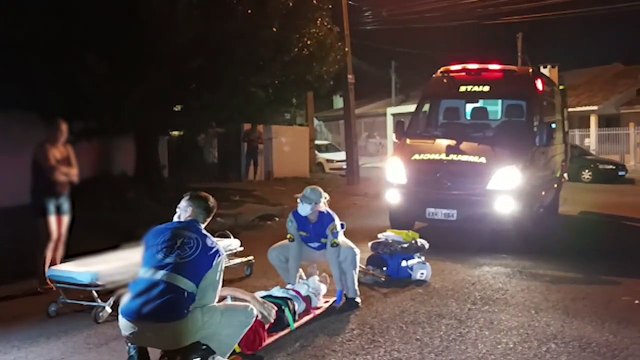 Jovem fica gravemente ferido ao ser atropelado por motociclista no Universitário