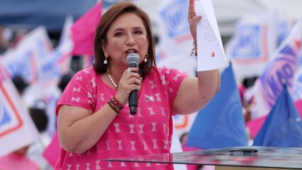Xóchitl Gálvez firma con su sangre