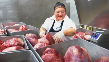 How the military's largest cafeteria feeds 4,500 soldiers in 90 minutes