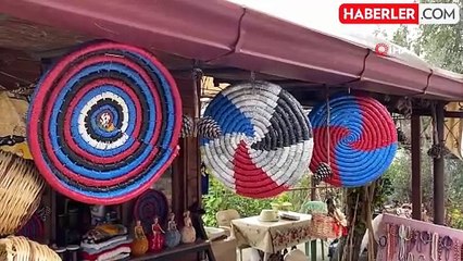 Depremzede kadının elinin değdiği buğday sapları, tepsi oluyor