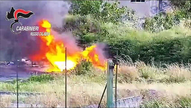 Smaltivano rifiuti pericolosi bruciandoli nell'area del mercato di Mortara-San Gregorio, 2 arresti e 5 indagati a Reggio Calabria