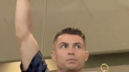 Cristiano Ronaldo si commuove, quasi in lacrime in tribuna