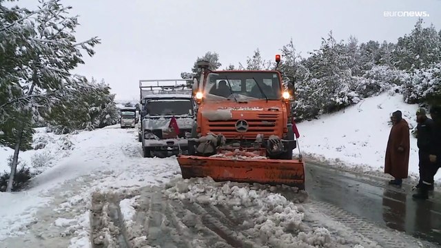 مدينة خنشلة الجزائرية بجبال الأوراس ترتدي حلّة بيضاء بعد تساقط مكثف للثلوج