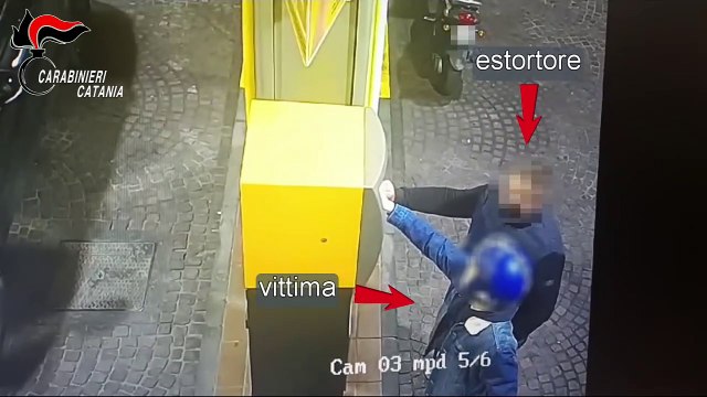 Catania, minaccia un minorenne e si fa fare il pieno all'auto: individuato ed arrestato