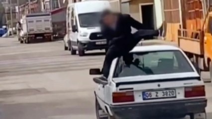 Tavanına çıktığı seyir halindeki otomobilden düşüp yaralandı