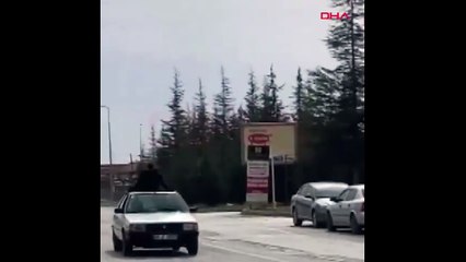 Otomobilin tavanından düşüp yaralandı