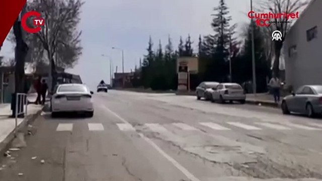 Çorum'da tavanına çıktığı seyir halindeki otomobilden düşen kişi yaralandı
