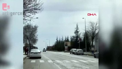 Hareket halindeki aracın üzerinden düşüp yaralandı