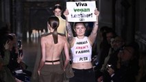 Victoria Beckham'ın Paris Moda Haftası defilesi protesto edildi; şov kesintiye uğradı