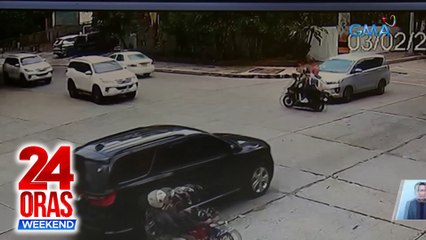 Скачать видео: Rider ng motorsiklo at angkas na babae, tumilapon nang bumangga sa isang SUV sa Quezon City | 24 Oras Weekend