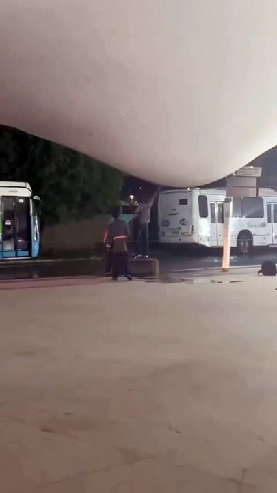 Cobertura do Terminal de Itaparica enche de água e usuário corta lona; veja vídeo!