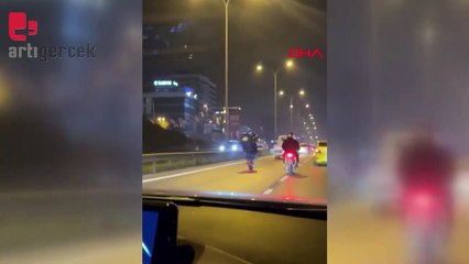 D-100'de tek teker giden motosikletli trafiği tehlikeye attı