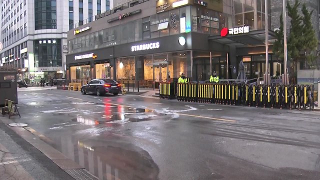 與 공천 탈락자, 당사 앞에서 분신 시도...경찰에 제압 / YTN