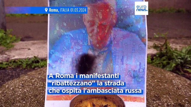 Morte di Navalny: fiori e candele per l'oppositore di Putin, Roma vuole dedicargli una strada