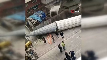 Esenyurt'ta güçlendirme çalışması sırasında minare binaya çarparak devrildi