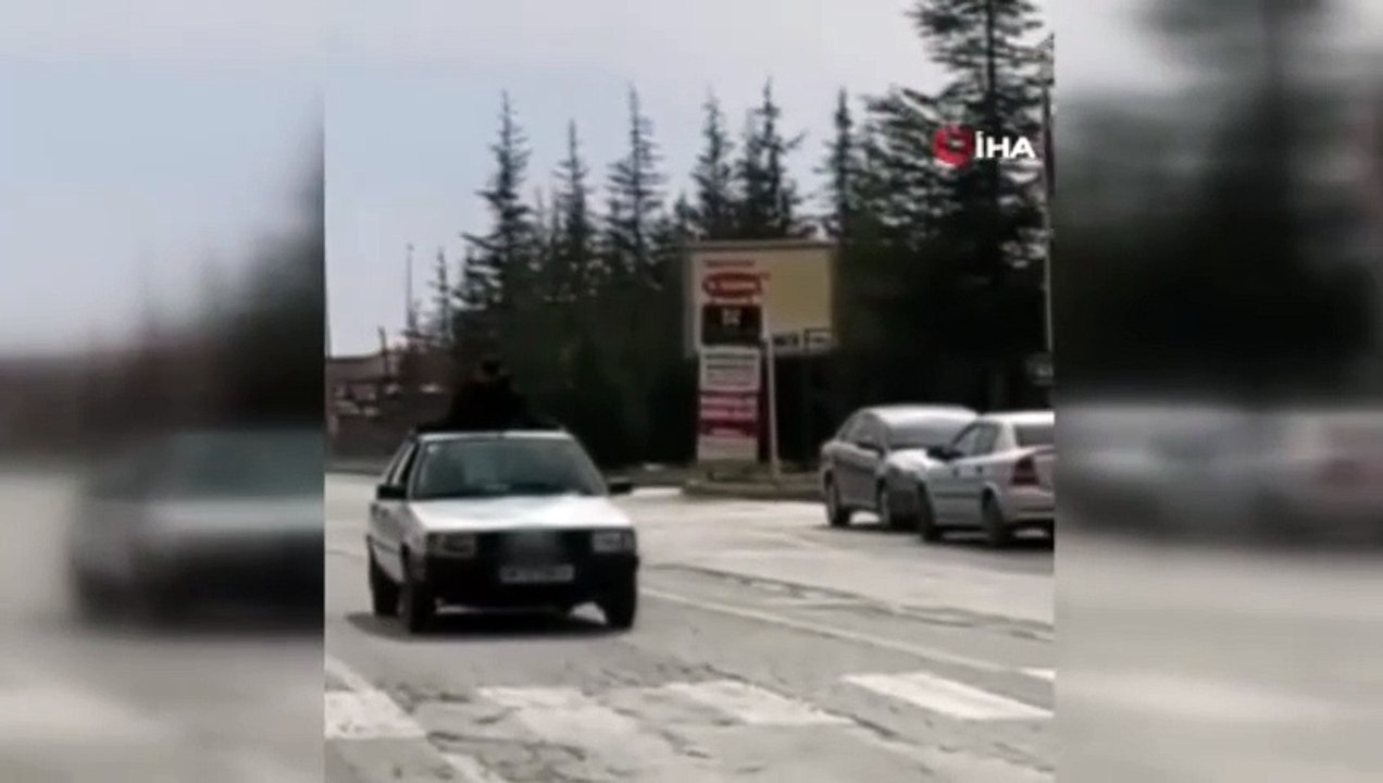 Seyir halindeki aracın tavanında tehlikeli yolculuk! Sırt üstü düşüp ters döndü
