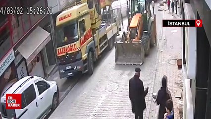 Esenyurt’ta güçlendirme çalışması sırasında minare devrildi