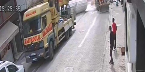 Esenyurt'ta cami minaresi düştü