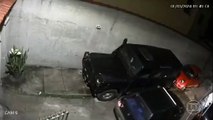 Mulher morre e marido fica ferido após casa desabar em cima de carro no Rio