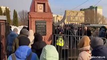 Centinaia di russi in fila rendono omaggio alla tomba di Navalny