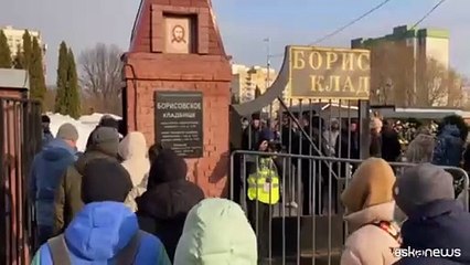 Centinaia di russi in fila rendono omaggio alla tomba di Navalny