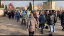 Centinaia di russi in fila rendono omaggio alla tomba di Navalny