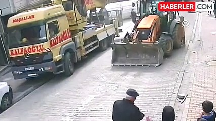 Esenyurt'ta Cami Minaresi Vinçten Düşerek Ev Duvarını Kırdı