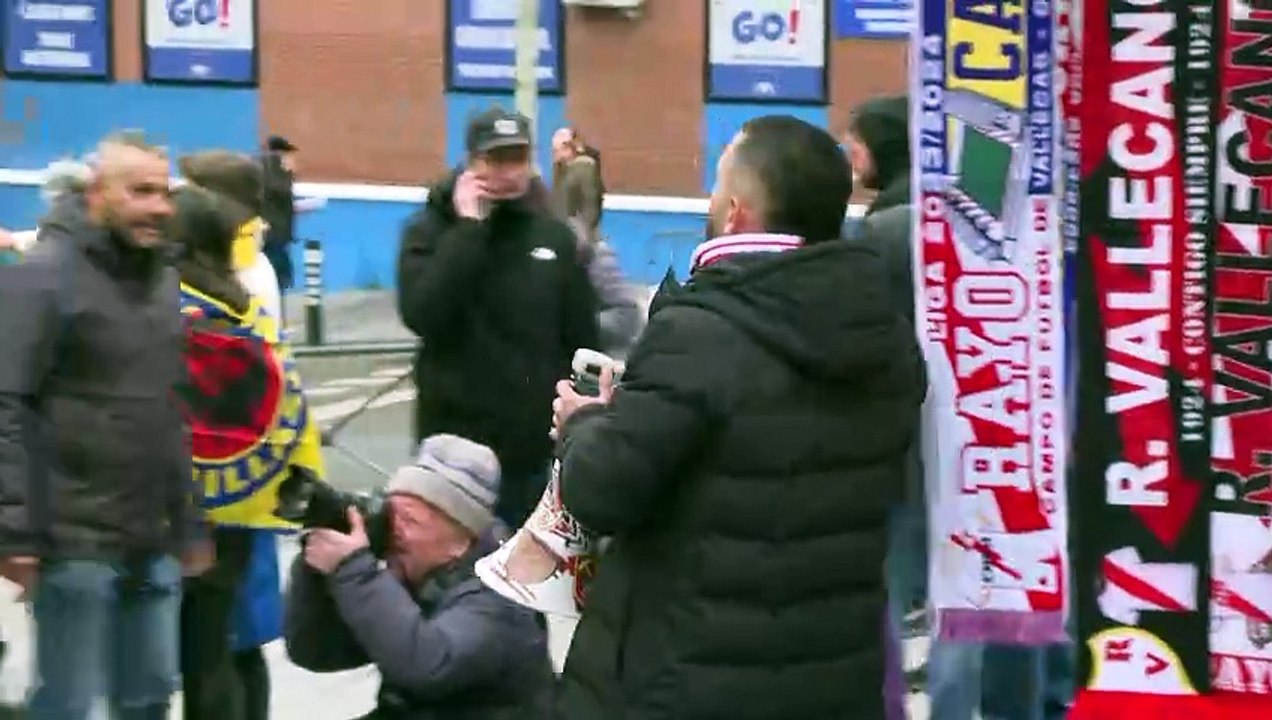 Una cadena humana de más de 300 personas rodea el Estadio del Rayo para mantenerlo en Vallecas