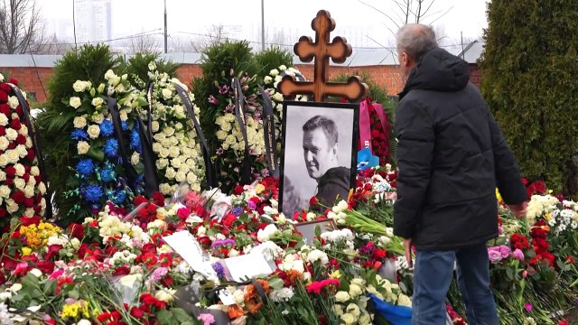 Cientos de rusos ante a la tumba de Navalni al día siguiente de su funeral