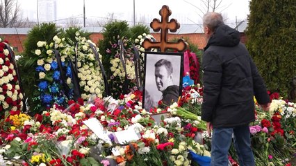 Cientos de rusos ante a la tumba de Navalni al día siguiente de su funeral