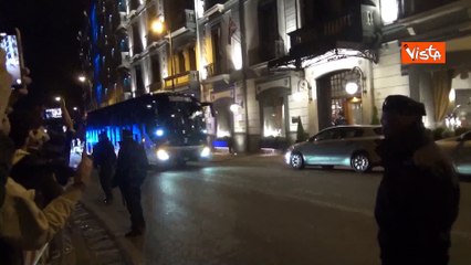 Napoli - Juve, il pullman dei bianconeri arriva in hotel. Ecco le immagini