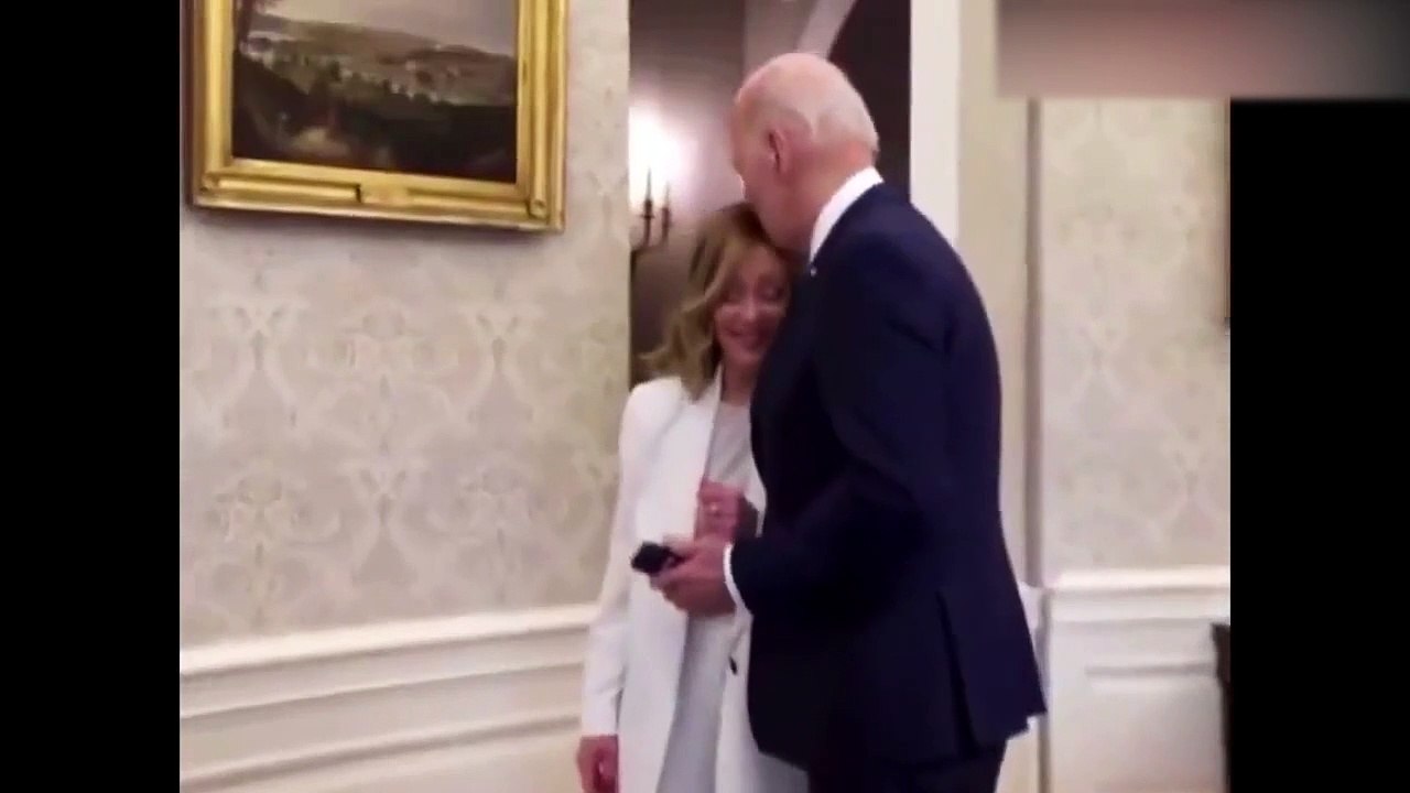 ABD Başkanı Biden'ın İtalya Başbakanı Meloni'ye yaptığı hareket şaşkınlığa neden oldu