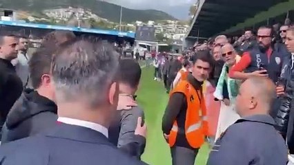 Üzerine yabancı madde atılan Arda Turan Bodrumspor taraftarlarıyla tartıştı